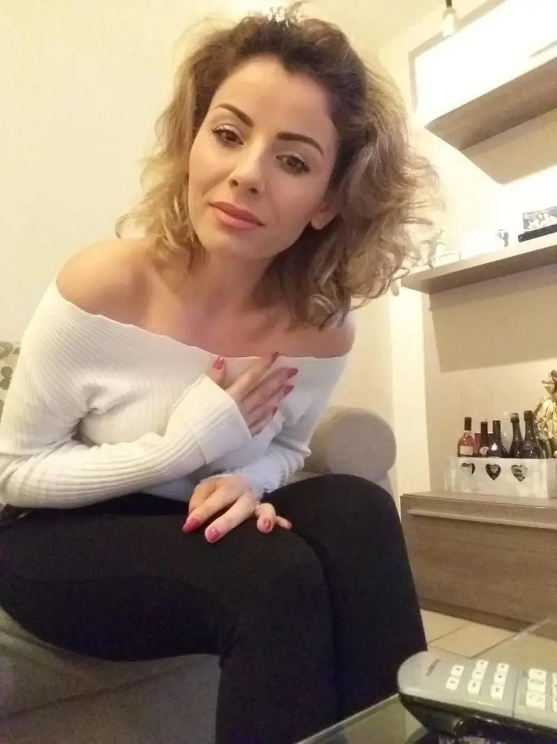 "Non si può vivere all'inferno". Klodiana ammazzata in strada con un colpo in testa: si cerca il marito