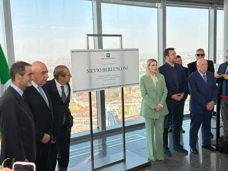 L'omaggio al Cav a palazzo Lombardia. L’abbraccio di Salvini e Meloni: “Ci manchi”