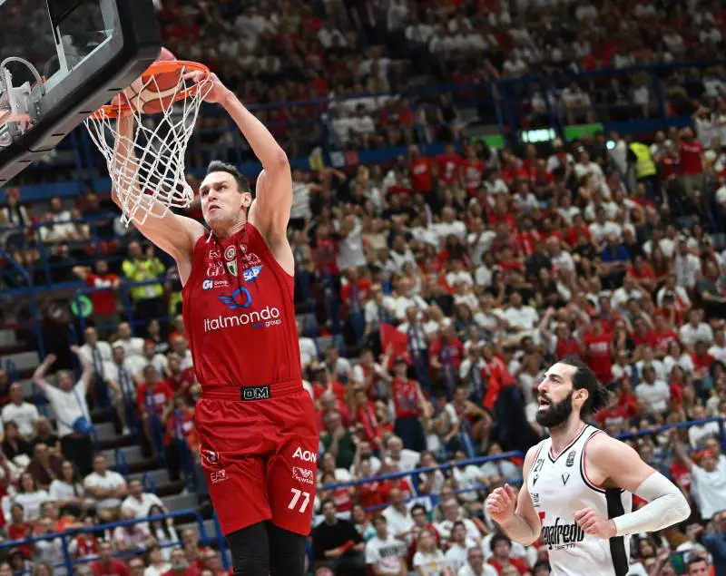 Basket, le regine sono sempre  loro due: Armani e Virtus