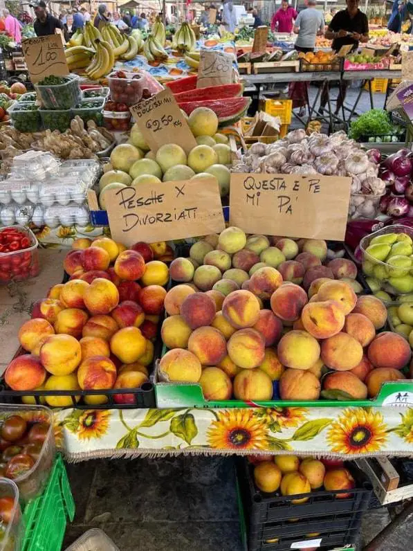 L'iniziativa goliardica del fruttivendolo