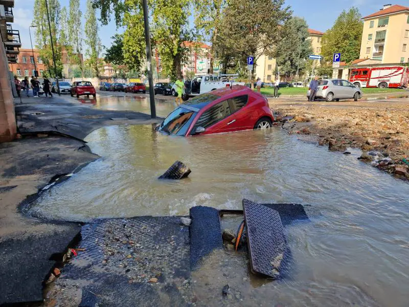 Milano, guasto a una tubatura: auto inghiottita dalla voragine in piazza
