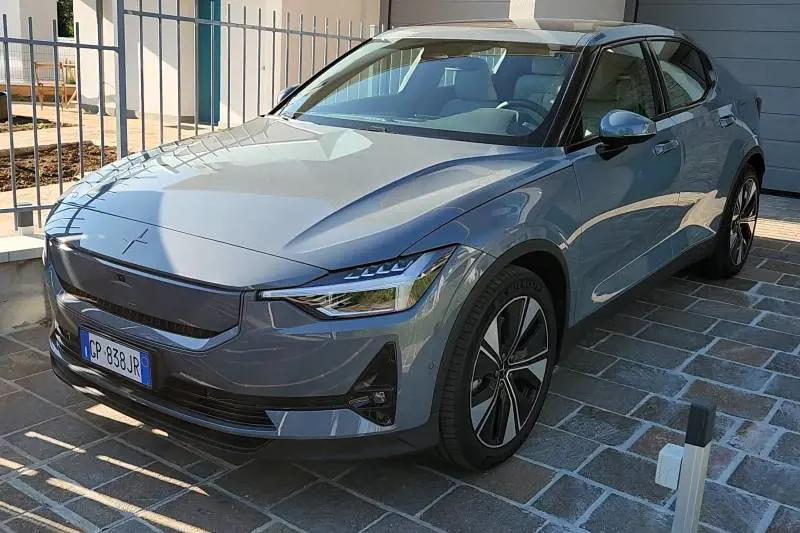 Auto elettriche in autostrada: con Polestar 2 MY24 fino a 500 km senza ricaricare