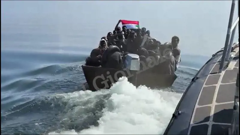 In mare a caccia di scafisti. Spunta pure un machete | Il video