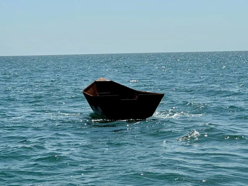 Barchino in ferro abbandonato.