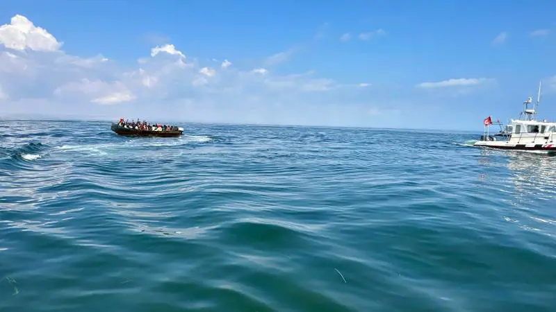 Battaglia navale tra motovedette tunisine e migranti.