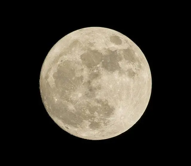 Quanto è vecchia la Luna: ecco il nuovo studio sui cristalli