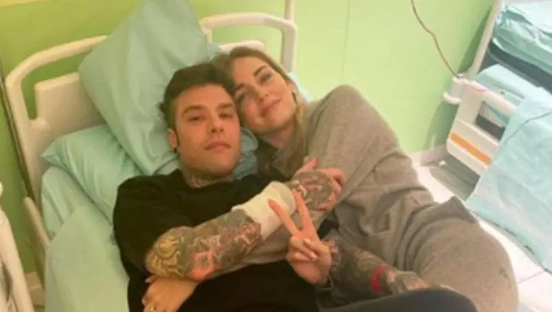 "Chiara rimane al suo fianco". Come sta Fedez dopo il ricovero al Fatebenefratelli