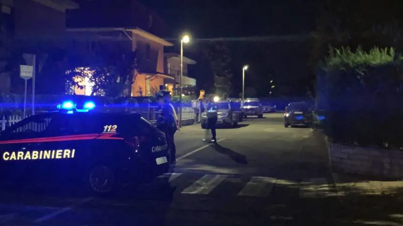 Modena, accoltella la madre e il fratello. I vicini: "Abbiamo sentito delle urla terribili"