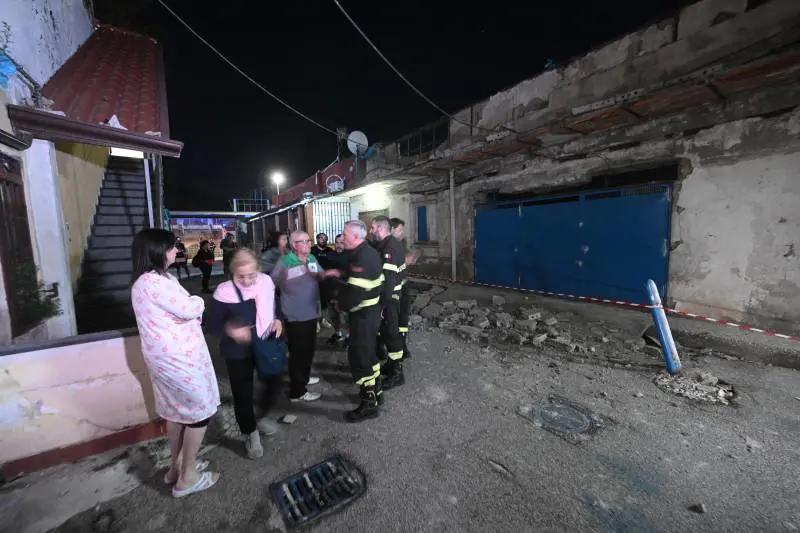 Napoli trema ancora, notte di paura in strada | Cosa sta succedendo ai Campi Flegrei