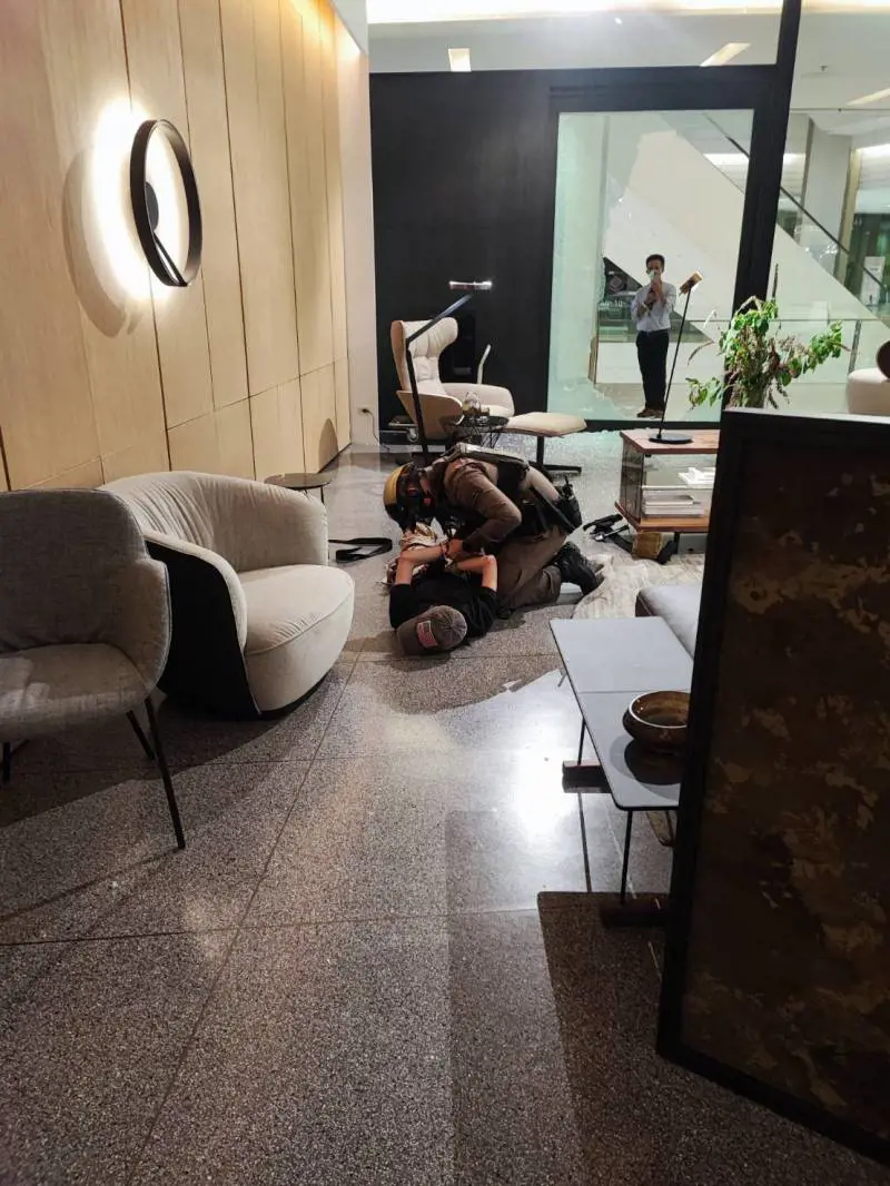 Gli spari, la fuga, il blitz della polizia: due morti in un attentato a Bangkok. Fermato un 14enne