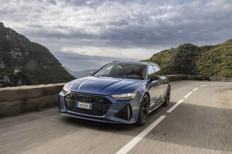 Nuova Audi RS6 Performance: 630 CV per la station wagon più potente di sempre. La prova