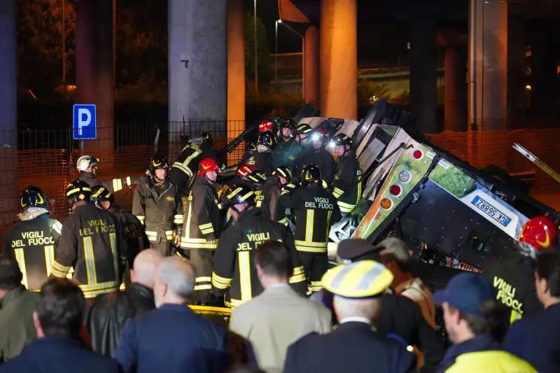 L'autobus dei turisti precipita dal cavalcavia e prende fuoco: "Almeno 21 le vittime"
