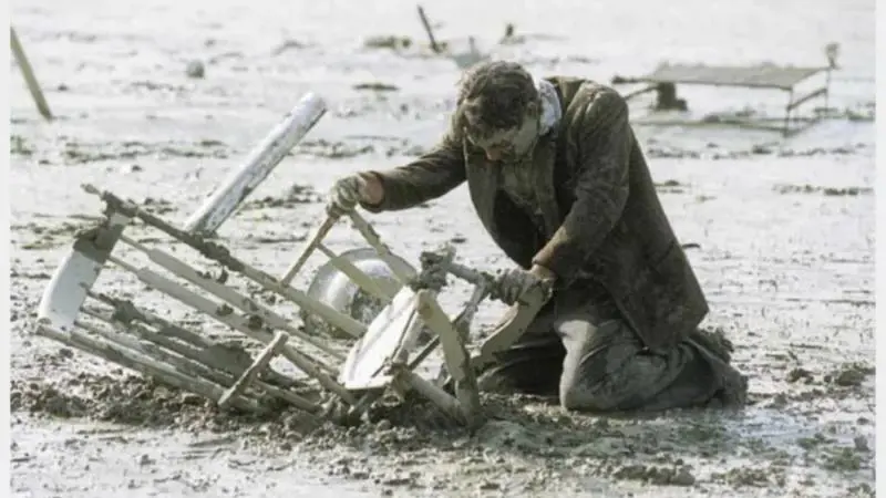 Un viaggio all'interno della memoria collettiva e nelle viscere industriali del disastro annunciato