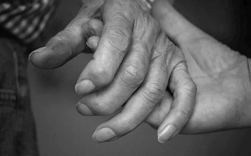 Demenza, stare seduti per tante ore al giorno aumenta i rischi: lo studio