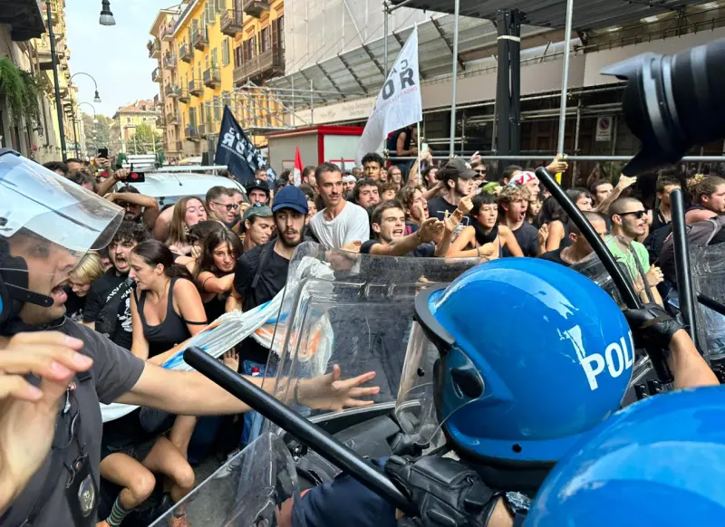 "Solo la lotta...". Ora i centri sociali preparano nuove tensioni