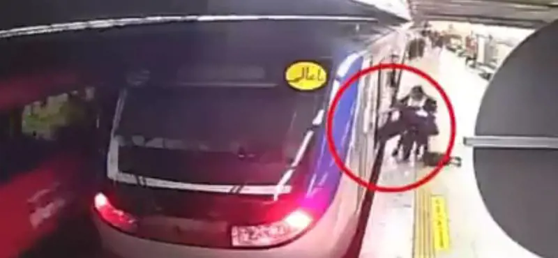 "Picchiata e mandata in coma perché senza velo": l'Iran teme un nuovo caso Masha