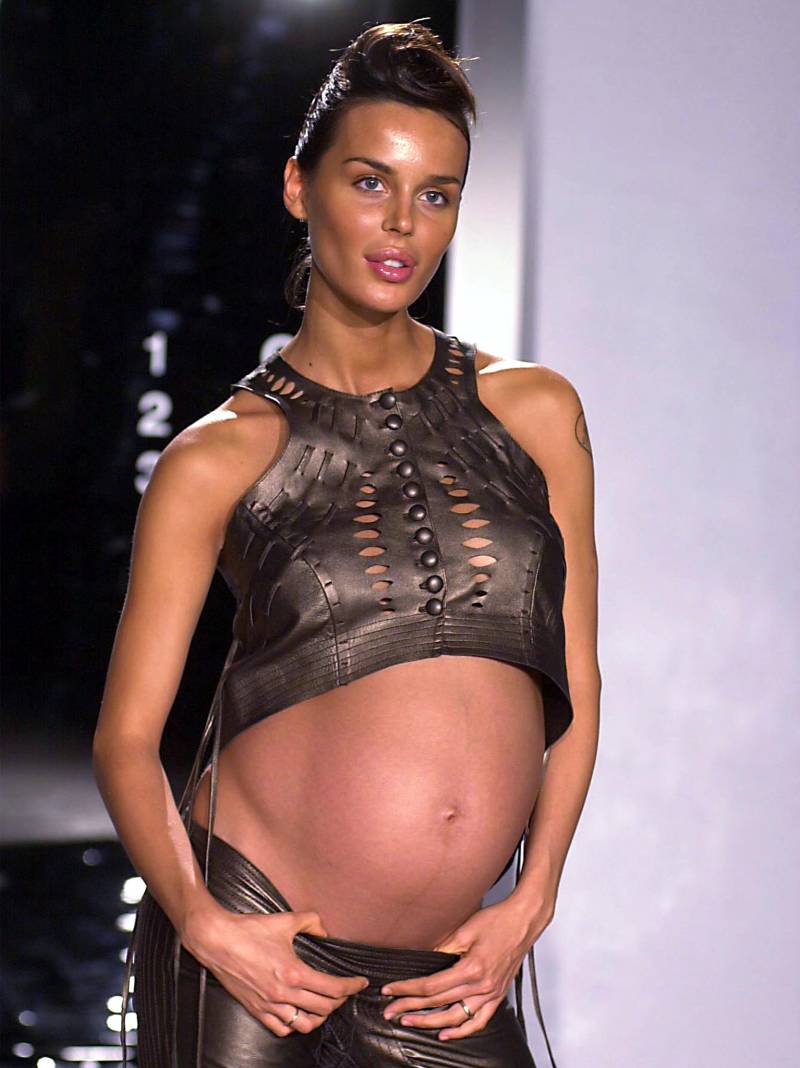 Alla sfilata di Gattinoni, Nina Moric, al nono mese di gravidanza, sfila in passerella con il pancione nudo (2002)