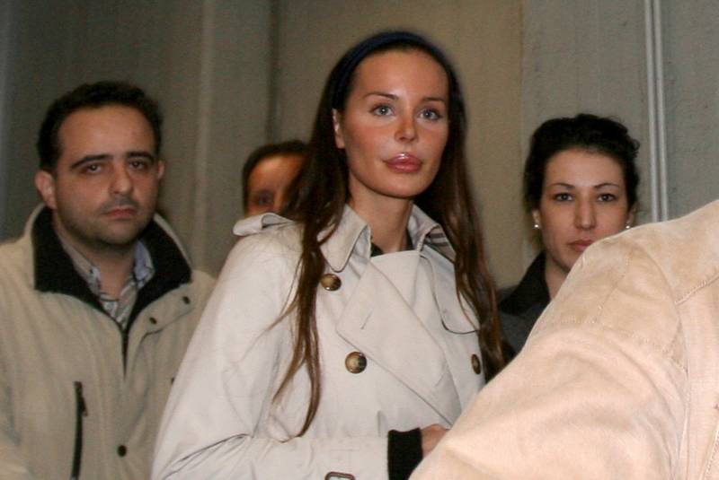 Nina Moric all'uscita dal tribunale per la separazione (2007)