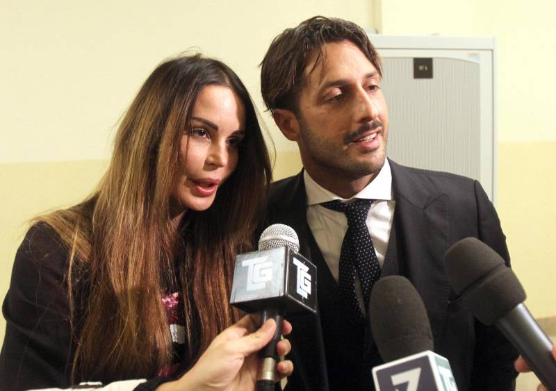 Fabrizio Corona con l'ex moglie Nina Moric in tribunale a Milano per l'udienza per l'affidamento in prova ai servizi sociali (2012)
