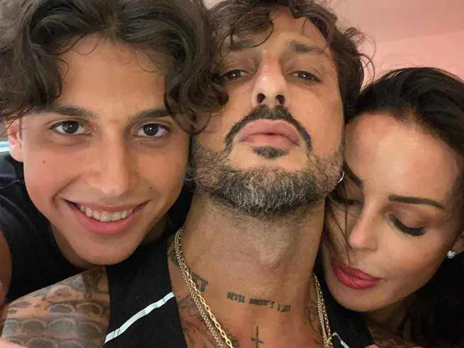 Fabrizio Corona, Nina Moric e il figlio Carlos Maria insieme in una foto recente.