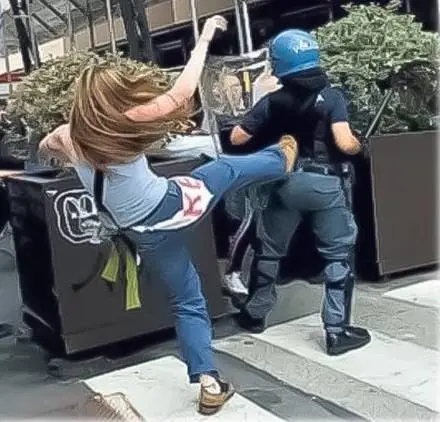 Poliziotti presi a calci ma il Pd sta con i violenti