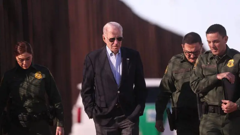 Migranti Usa, Biden alza il muro al confine: l'ipocrisia dem sulle norme green