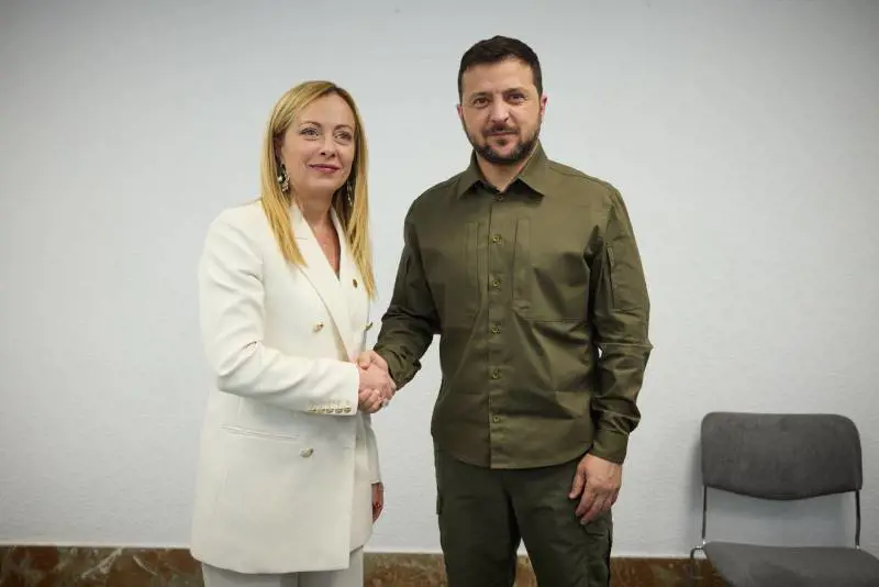 "Sostegno a 360 gradi all'Ucraina". Meloni incontra Zelensky a Granada