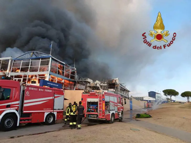 Roma, incendio in un golf club: in fiamme la tribuna della Ryder Cup