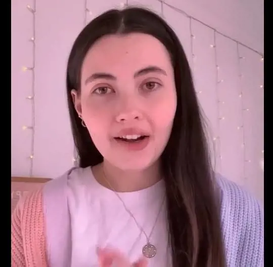 "Sono allergica all'acqua". La confessione della ragazza: come deve fare la doccia