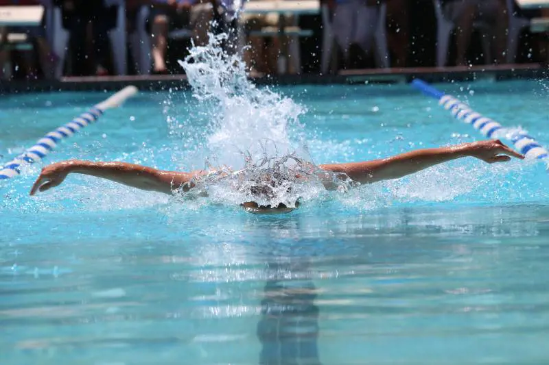 10 indispensabili per la piscina: cosa portare per nuotare