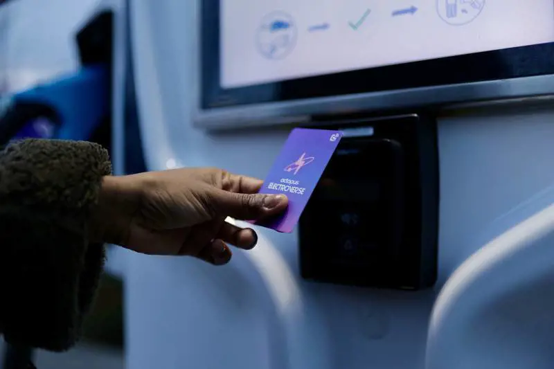 Octopus Electroverse: una tessera e un'app per ricaricare ovunque l'auto elettrica