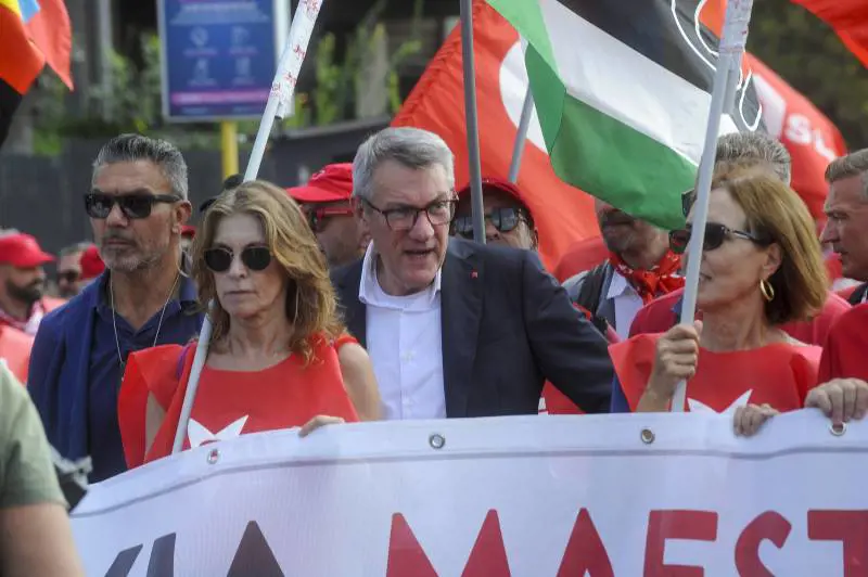 "Siamo la maggioranza del Paese". Landini arringa una sinistra divisa