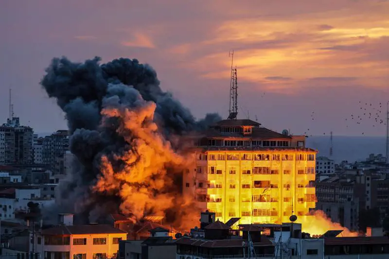 Sirene a Tel Aviv e nuovi razzi da Hamas. Si aggrava il bilancio: oltre 150 morti | La diretta