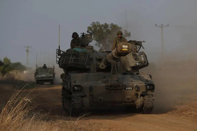 Scontri e raid contro Hamas: oltre 700 morti. Stranieri tra gli ostaggi. E gli Usa muovono una portaerei | La diretta