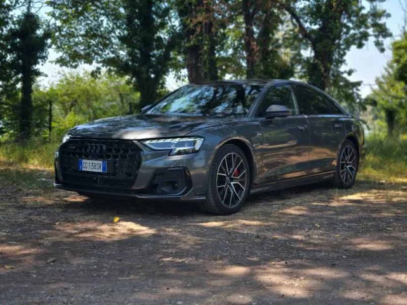Audi A8 2023: imponente, super tecnologica e anche plug-in, per il massimo comfort. La prova
