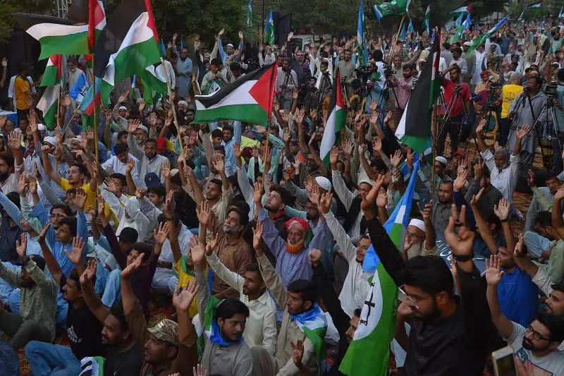 "Israele assassino". I pro-palestinesi in piazza a Parigi nonostante il divieto
