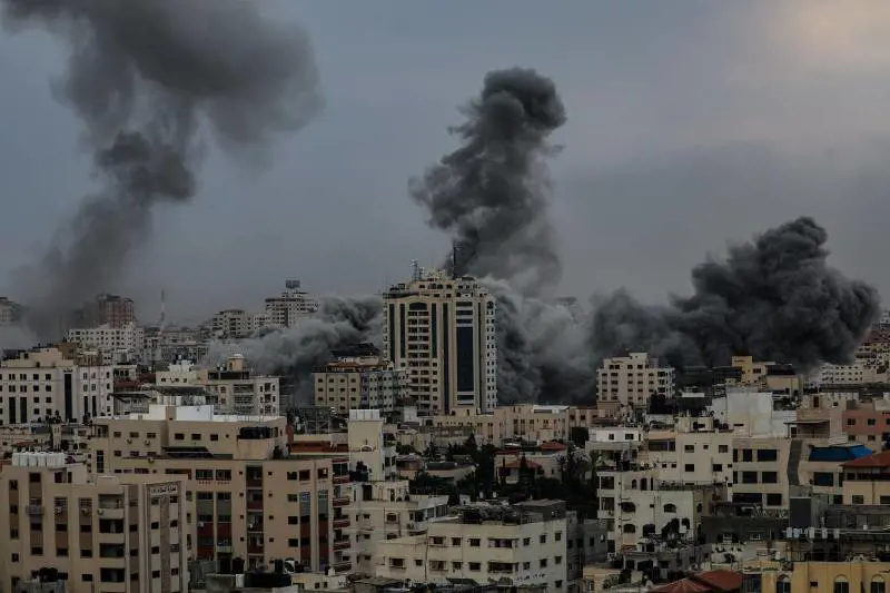 Israele bombarda Gaza. La minaccia di Hamas: "Uccideremo gli ostaggi". Due italiani dispersi | La diretta