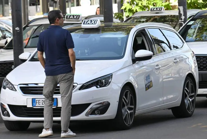 Sciopero dei taxi, ma il governo tira dritto. Urso: "Abbiamo sburocratizzato la seconda guida"