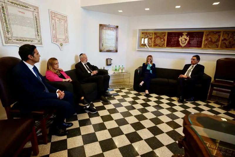 "Difenderemo i cittadini dall'antisemitismo". Meloni in visita alla Sinagoga di Roma