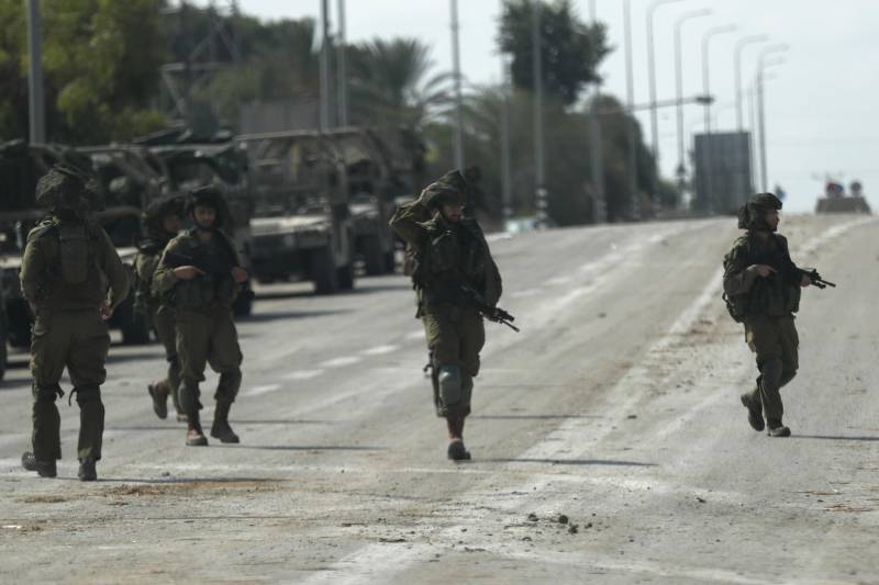 Soldati israeliani nel kibbutz di Kfar Aza