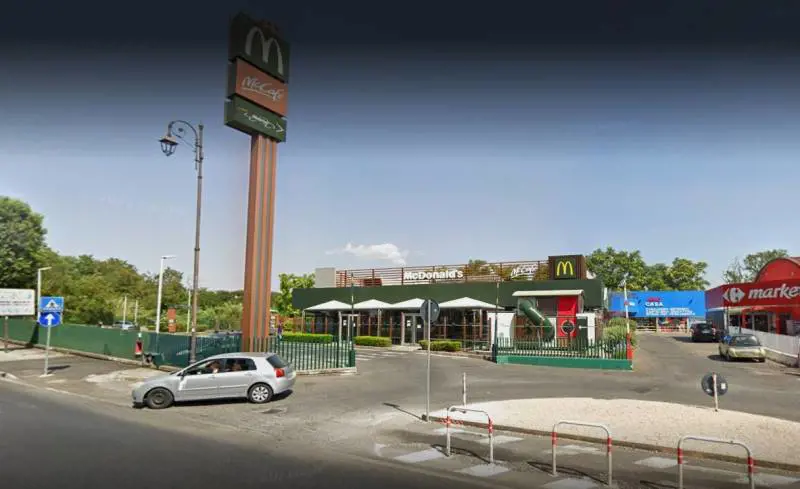 "Non potete usare il bagno", e il branco pesta la guardia giurata del McDonald's