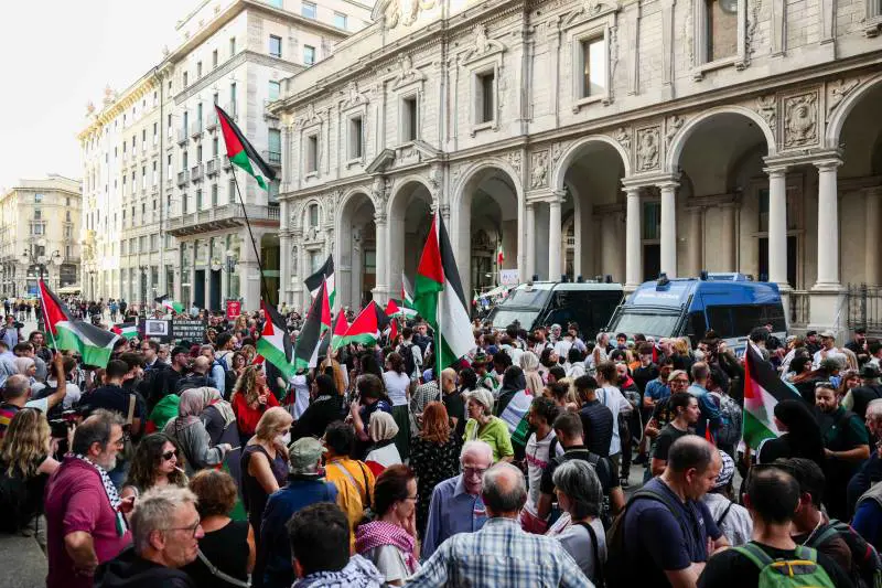 “Israele Stato fascista”. E la piazza rossa che sta con Hamas vomita insulti anche contro Meloni