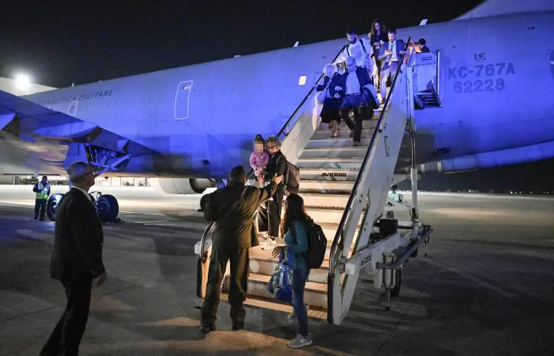 “Previsti 900 rimpatri”. Farnesina e ministero della Difesa al lavoro per i rientri degli italiani da Israele