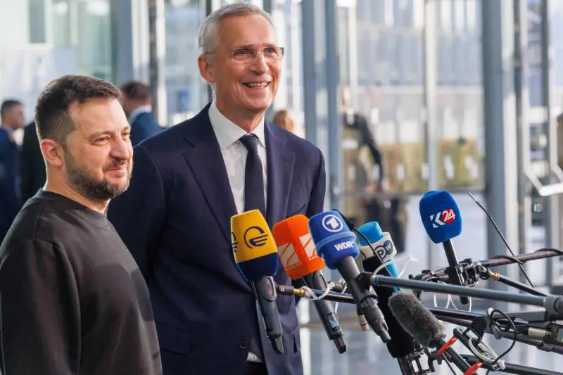 Zelensky vola a Bruxelles da Stoltenberg: "Servono nuovi missili"