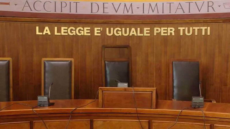 Incinta a 13 anni. La madre a processo: "Le permise di dormire col fidanzato"