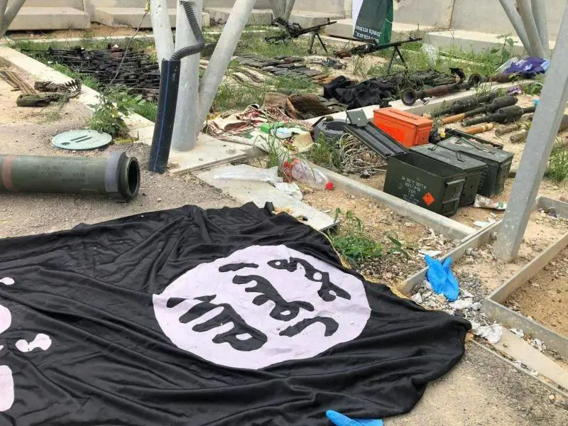 Nell'orrore del kibbutz spunta anche il vessillo nero dei tagliagole dell'Isis