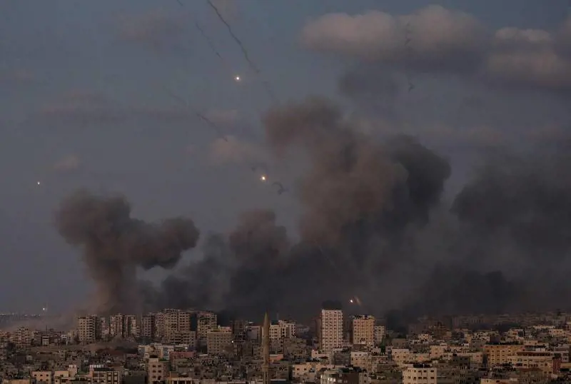 Netanyahu mostra le foto dei bambini trucidati. "Manuali di Al Qaeda sui cadaveri". Domani Tajani a Tel Aviv | La diretta