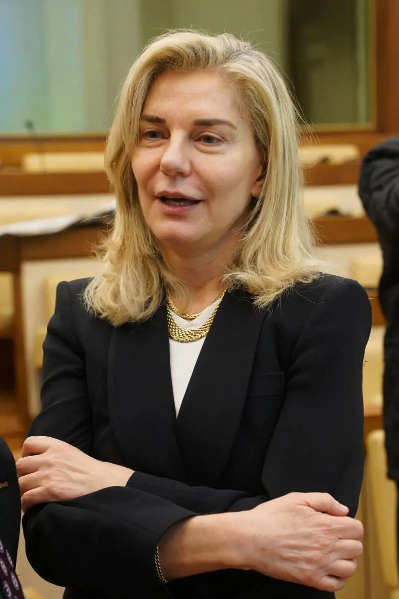Basile, la pseudo ambasciatrice diventata star tv perché equipara Hamas a israeliani e americani