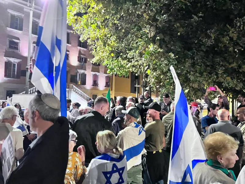 "Scene ignobili". A Livorno antagonisti tentano l'assalto ai manifestanti pro Israele
