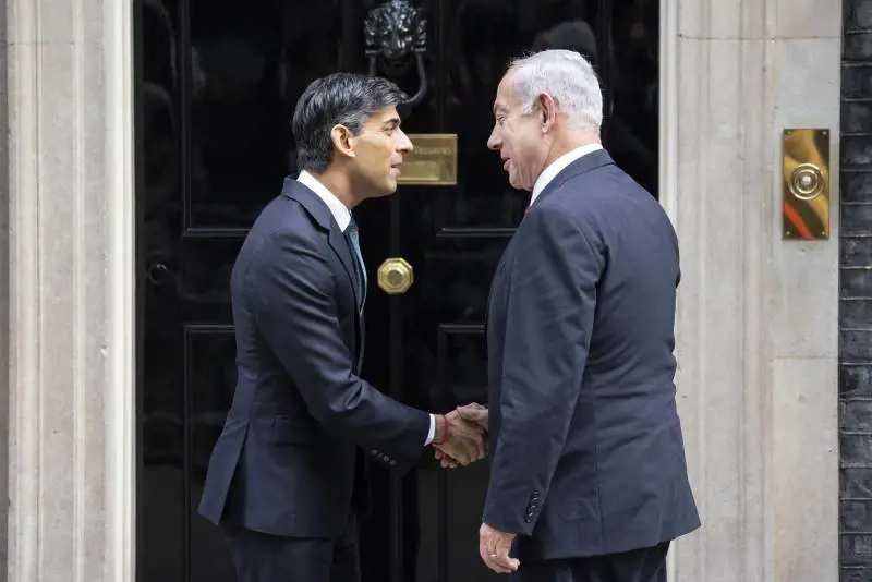 "Supporto ai crimini di guerra israeliani". L'assurda accusa del deputato Uk al governo inglese
